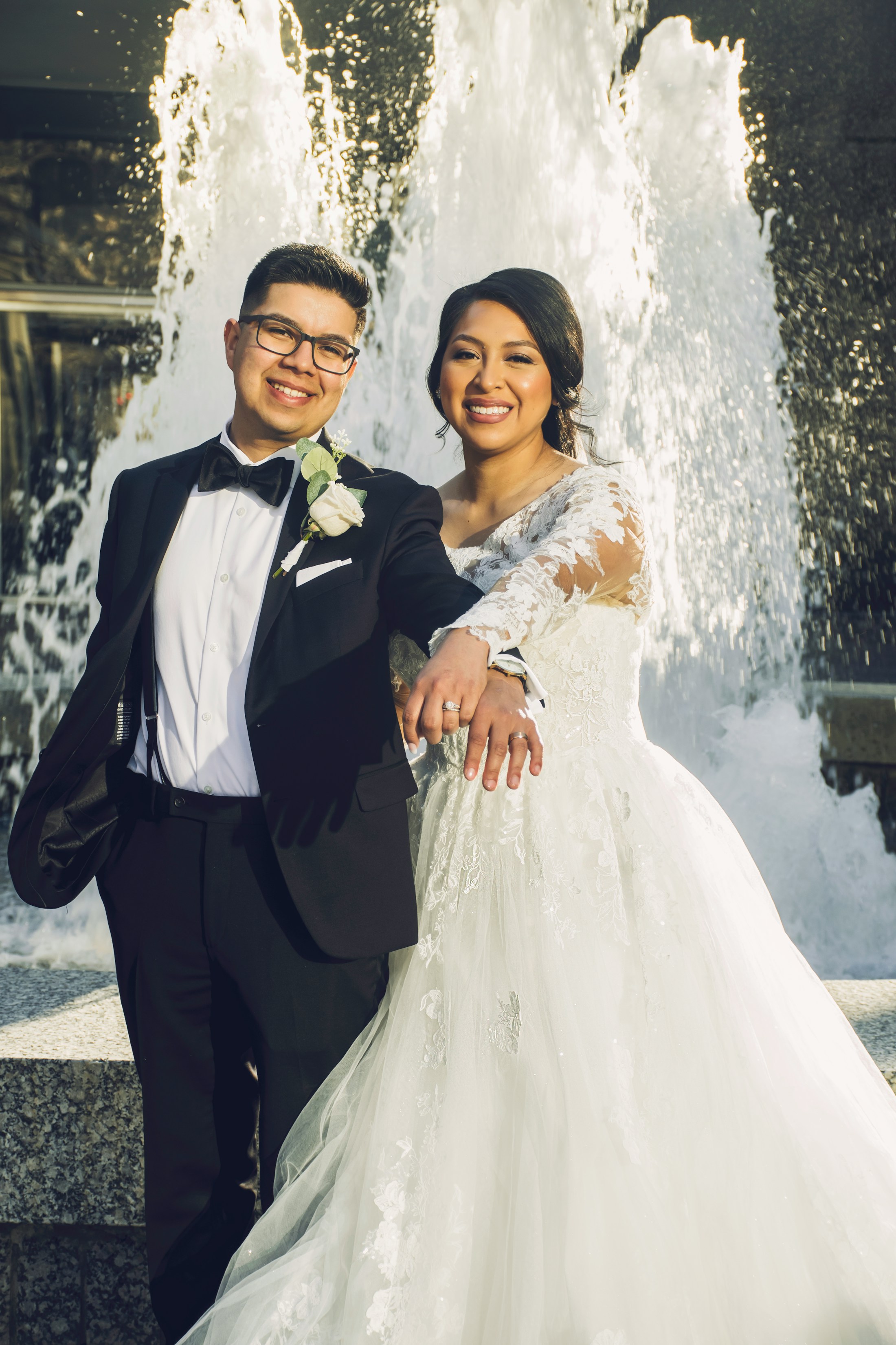 Pareja de novios sonriendo después de su ceremonia